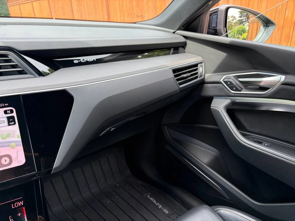 2022 Audi e-tron - Image 8 of 17
