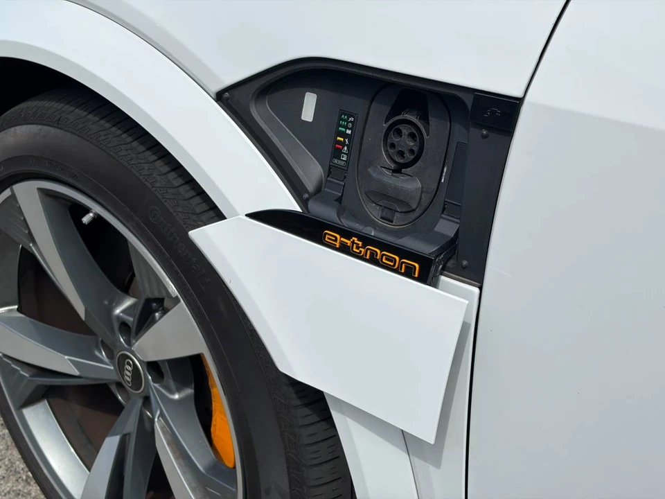 2022 Audi e-tron - Image 10 of 17