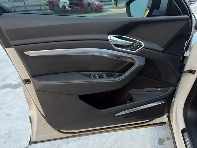 2022 Audi e-tron - Image 11 of 21