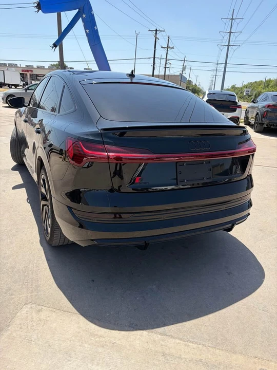 2022 Audi e-tron - Image 9 of 11