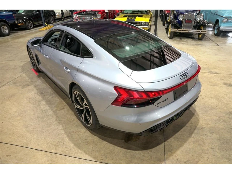 2022 Audi e-tron - Image 16 of 31