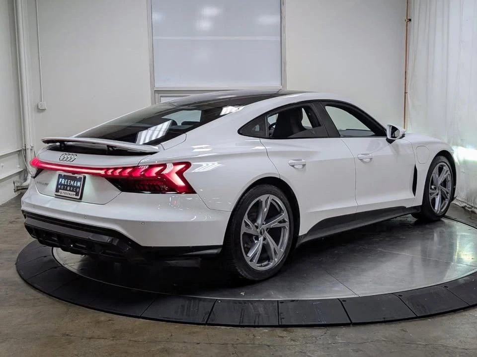 2022 Audi e-tron GT - Image 9 of 20