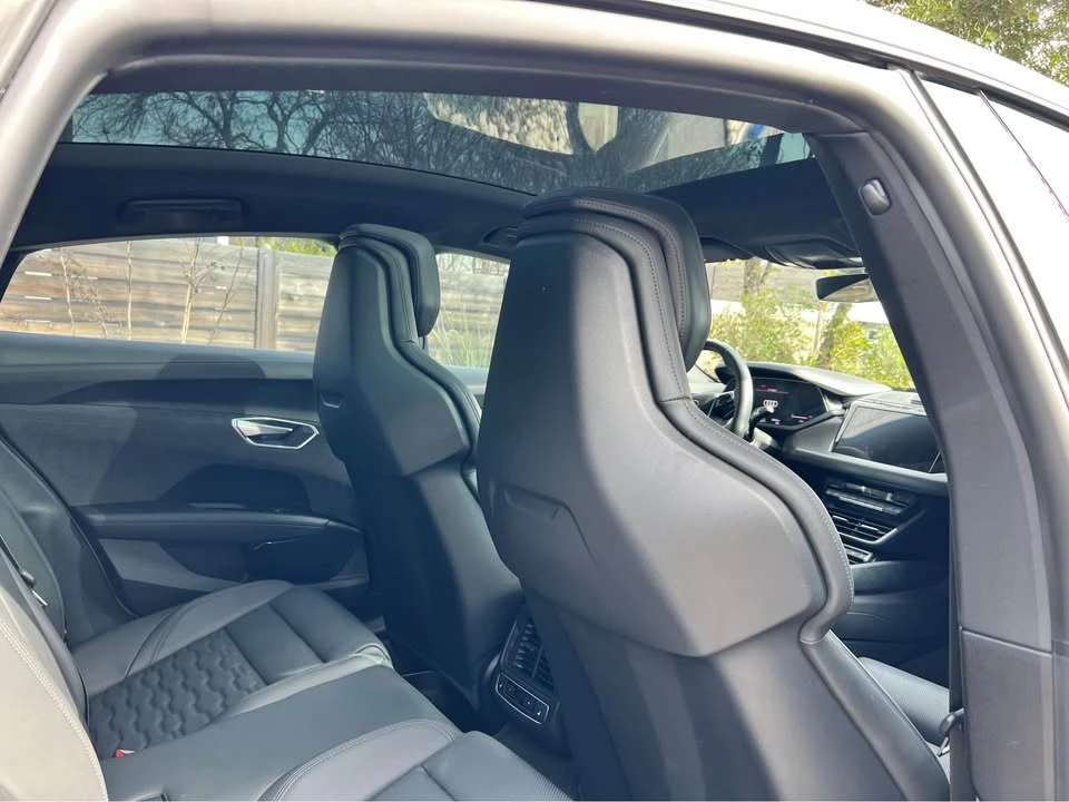 2022 Audi e-tron GT - Image 10 of 17