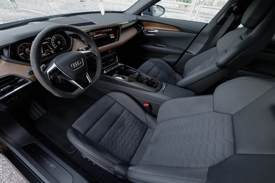 2022 Audi e-tron GT - Image 8 of 13
