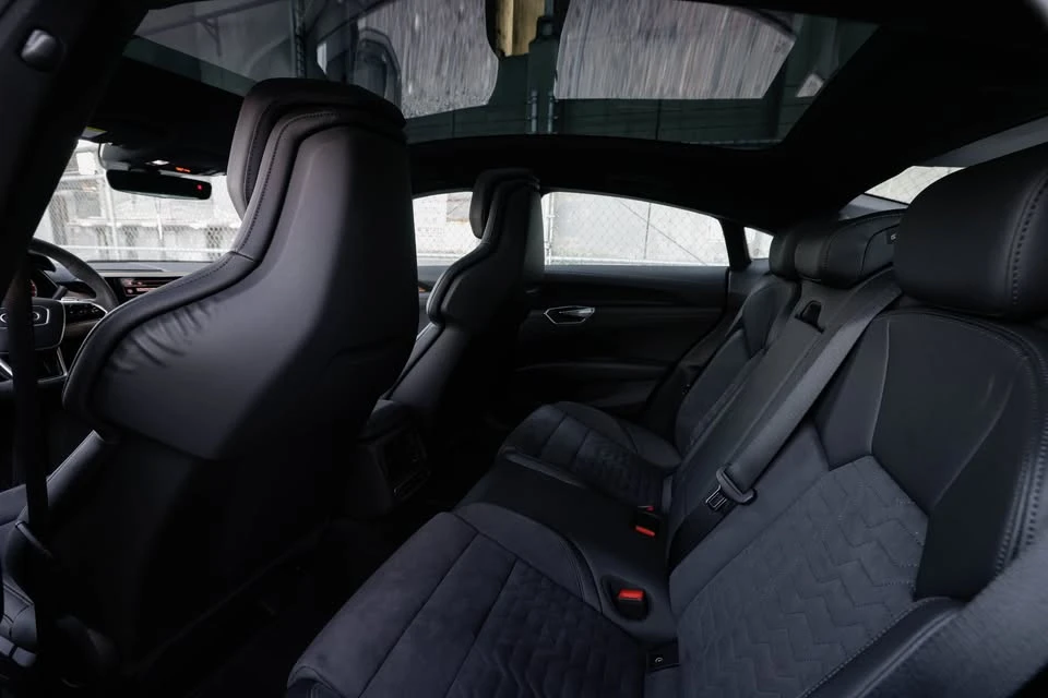 2022 Audi e-tron GT - Image 10 of 13