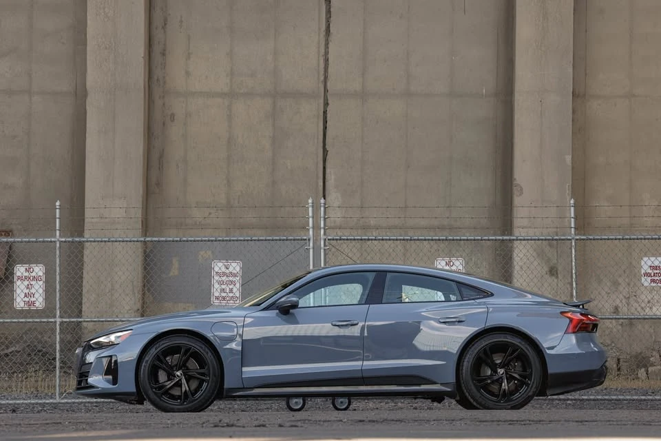 2022 Audi e-tron GT - Image 2 of 13