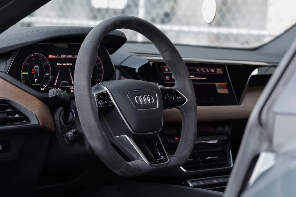 2022 Audi e-tron GT - Image 11 of 13