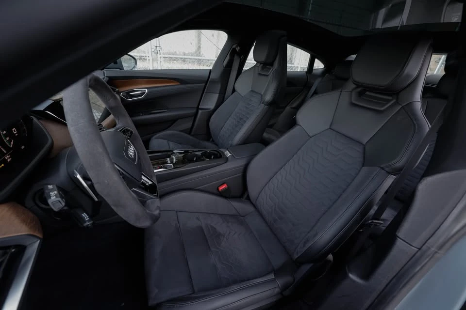 2022 Audi e-tron GT - Image 9 of 13