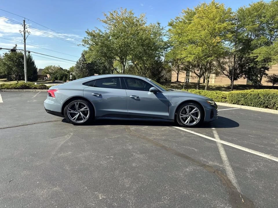 2022 Audi e-tron GT - Image 4 of 10
