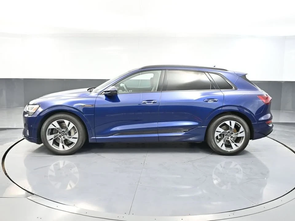 2022 Audi e-tron - Image 10 of 19