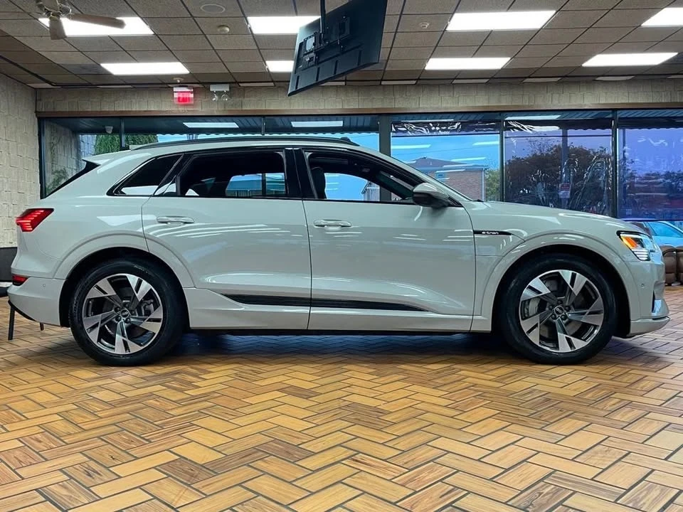 2022 Audi e-tron - Image 4 of 17