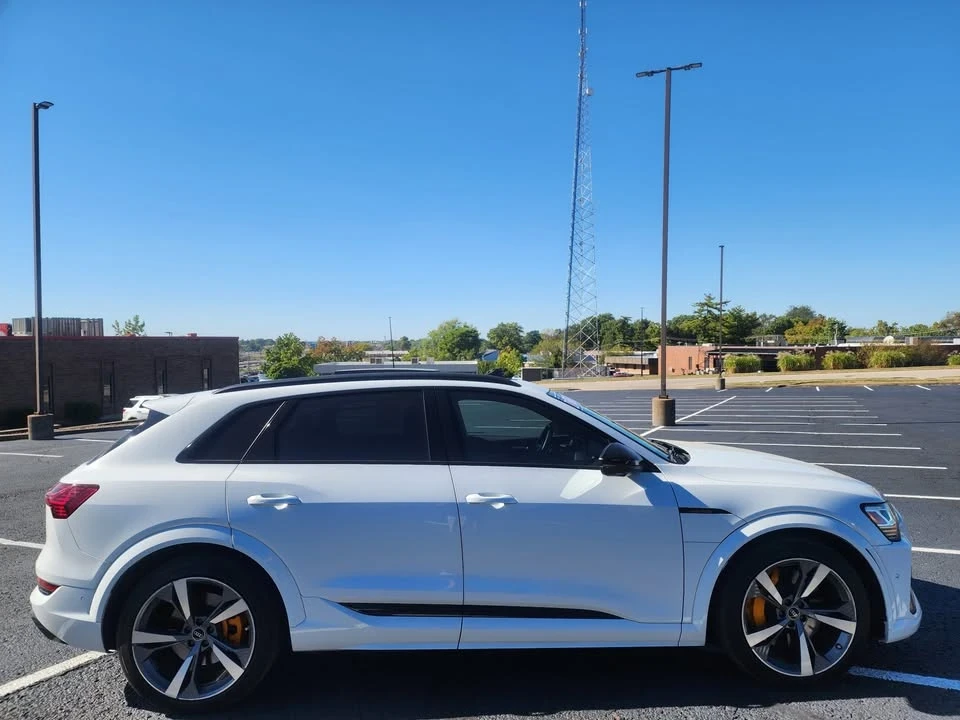 2022 Audi e-tron - Image 5 of 16