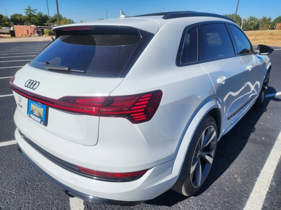 2022 Audi e-tron - Image 6 of 16