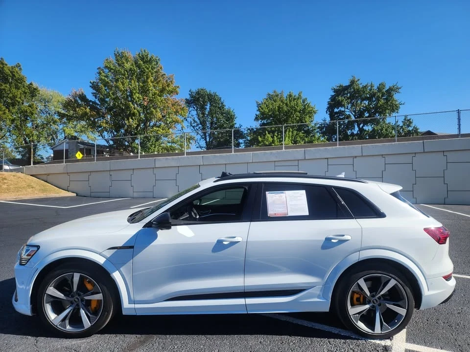 2022 Audi e-tron - Image 9 of 16