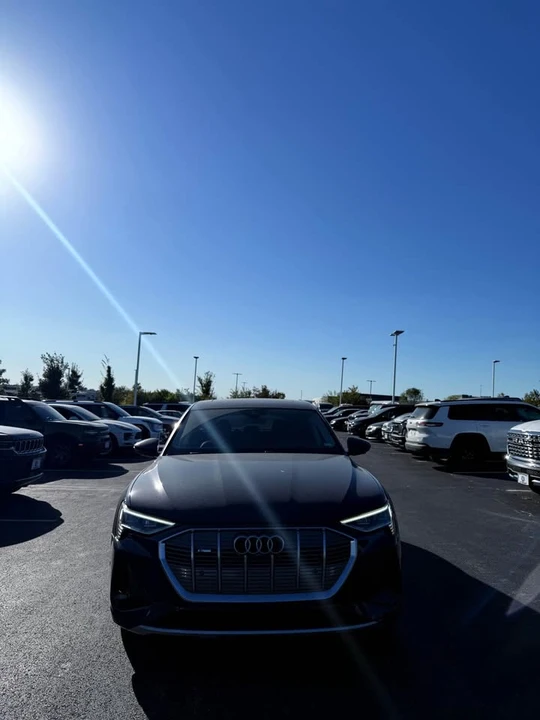 2022 Audi e-tron - Image 2 of 8