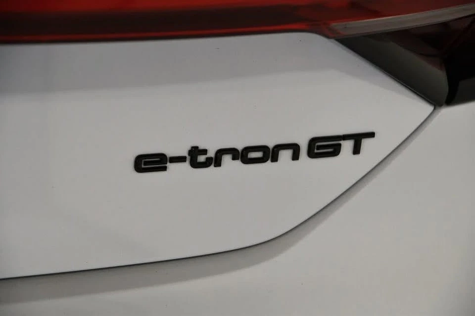 2022 Audi e-tron GT - Image 8 of 20