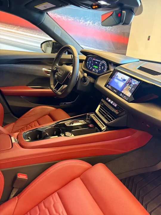 2022 Audi e-tron GT - Image 6 of 10