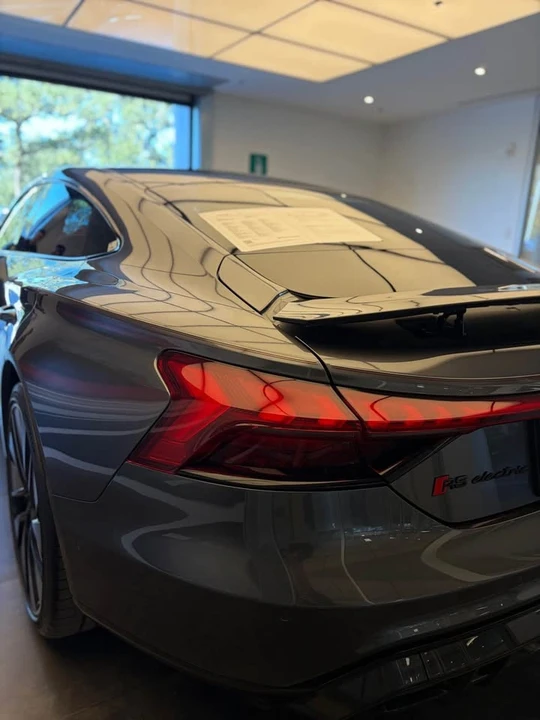 2022 Audi e-tron GT - Image 8 of 10