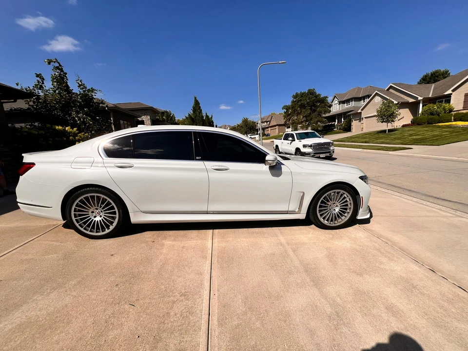 2022 BMW Alpina B7 - Image 11 of 31