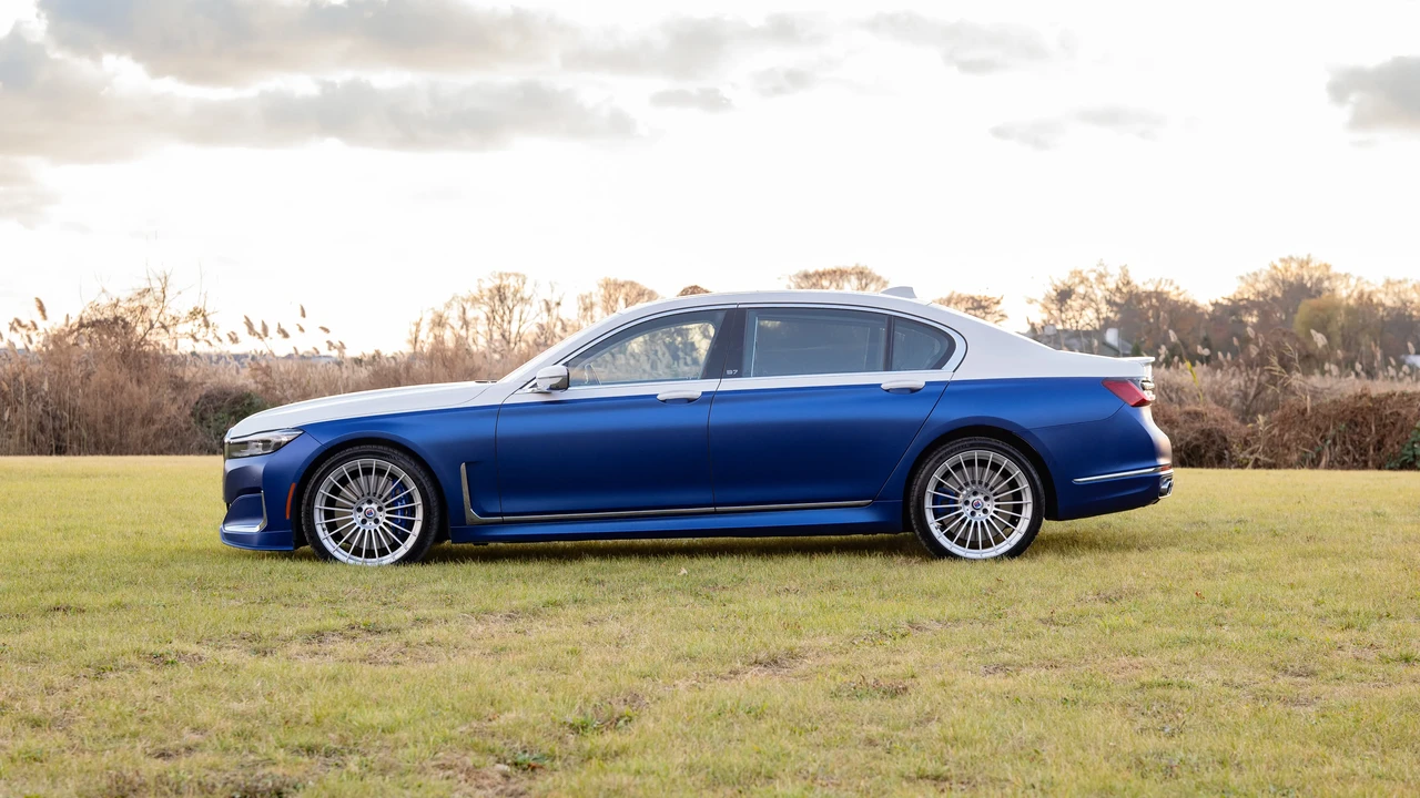 2022 BMW Alpina B7 - Image 16 of 31