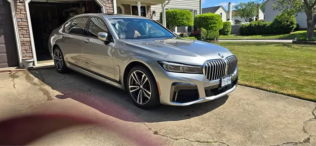 2022 BMW 740i