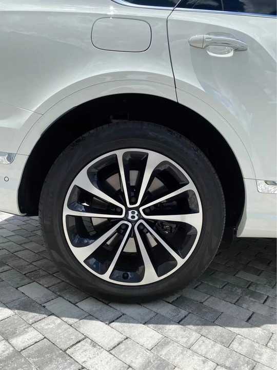 2022 Bentley Bentayga - Image 14 of 18