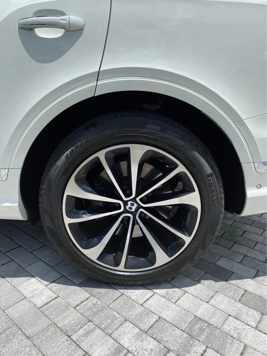 2022 Bentley Bentayga - Image 17 of 18