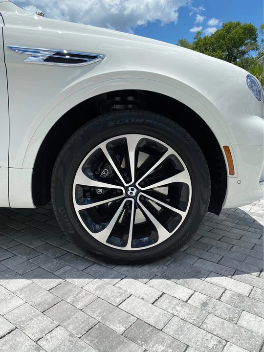 2022 Bentley Bentayga - Image 15 of 18