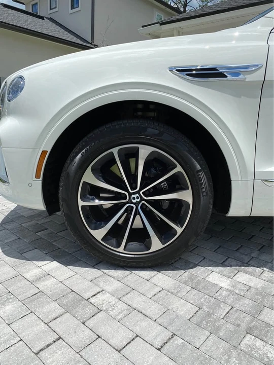 2022 Bentley Bentayga - Image 16 of 18