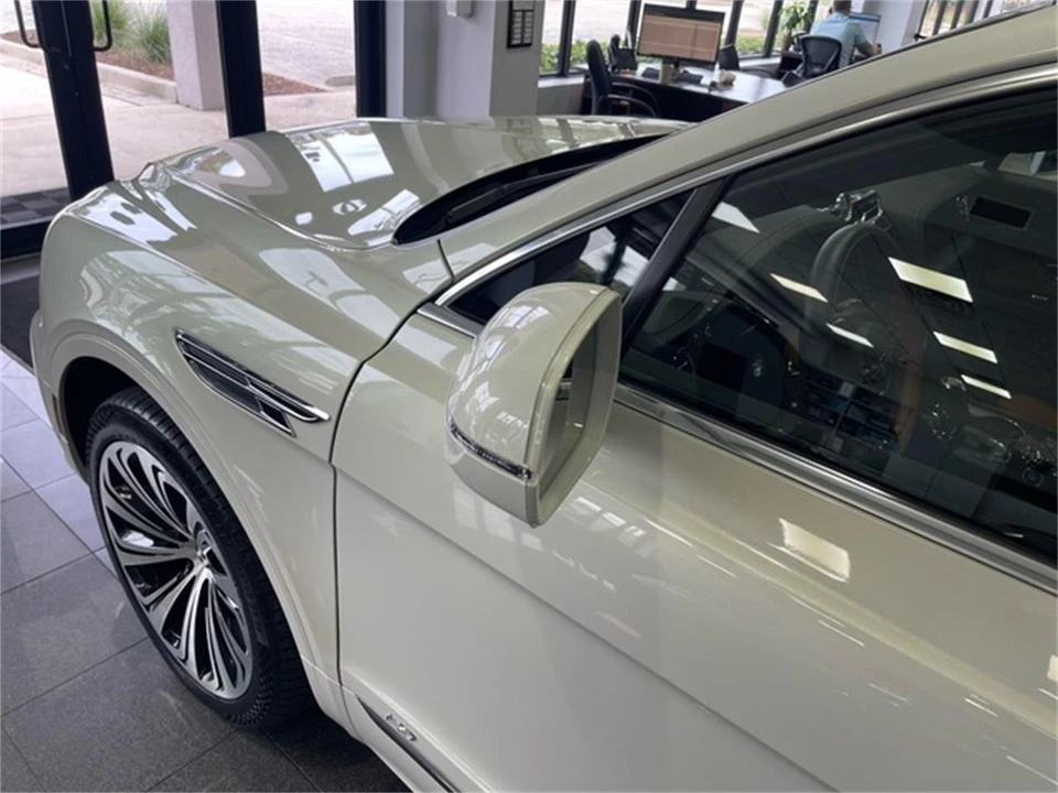 2022 Bentley Bentayga - Image 13 of 31