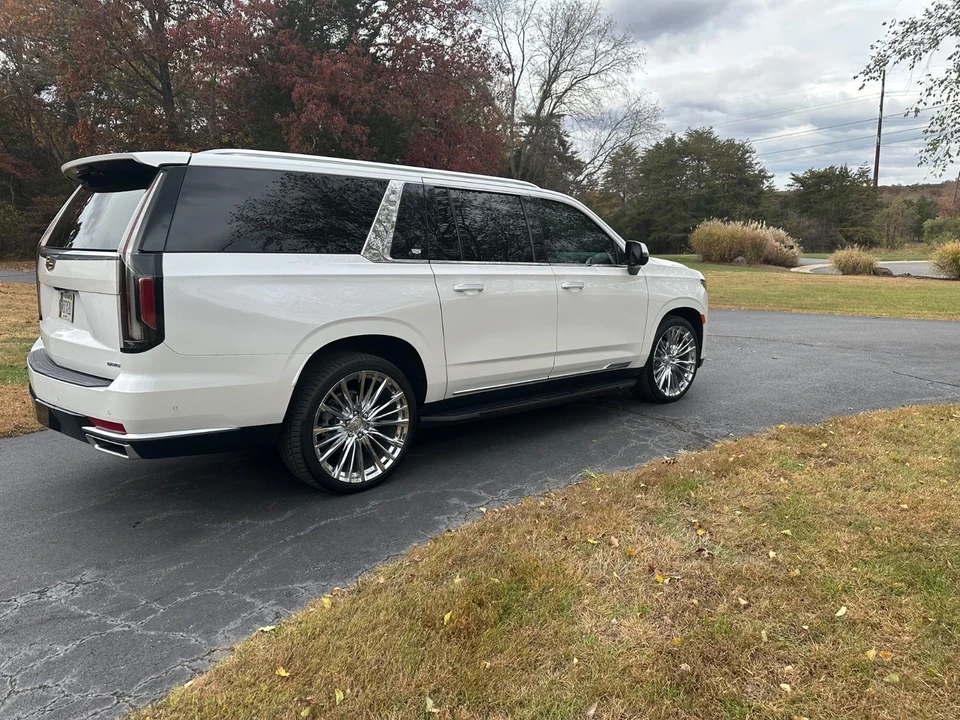 2022 Cadillac Escalade 5th Gen - Image 17 of 19