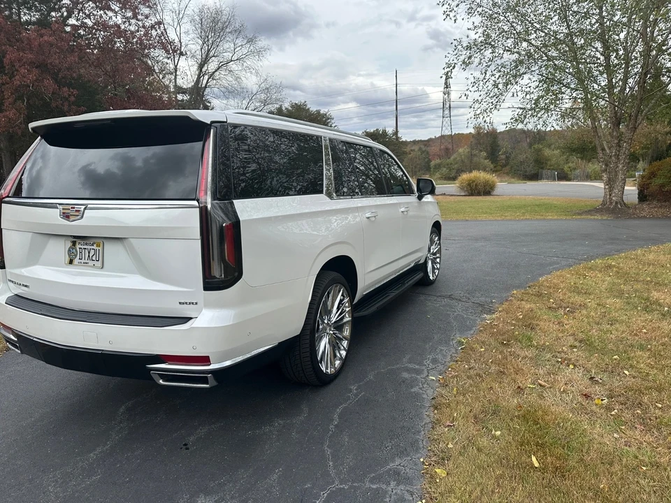 2022 Cadillac Escalade 5th Gen - Image 18 of 19