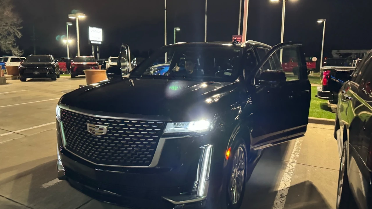 2022 Cadillac Escalade 5th Gen - Image 8 of 11