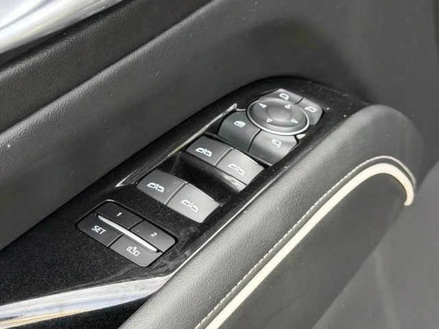 2022 Cadillac Escalade 5th Gen - Image 15 of 21