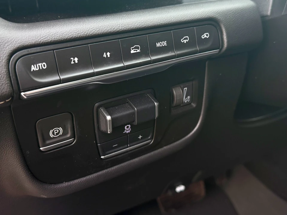 2022 Cadillac Escalade 5th Gen - Image 17 of 31