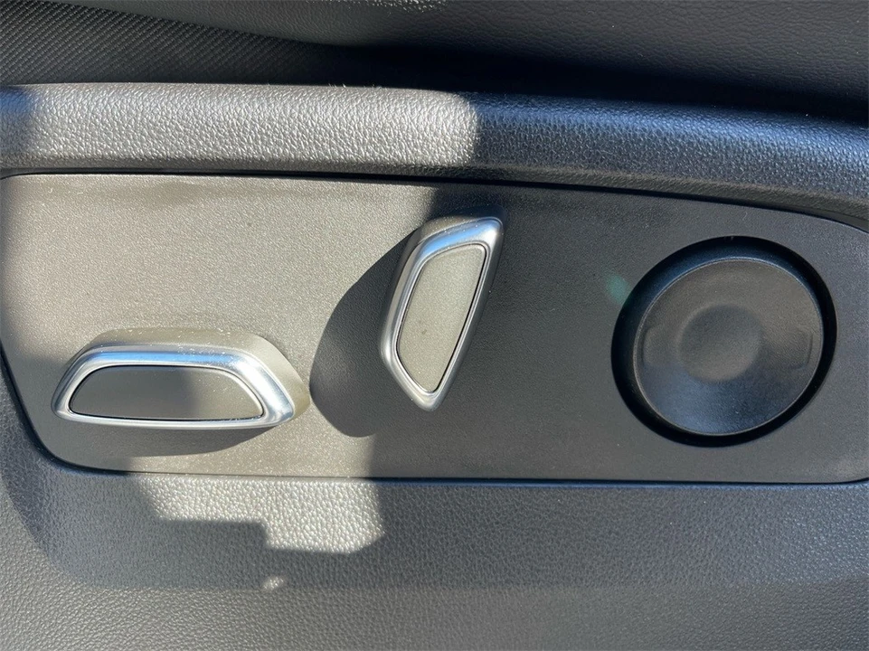 2022 Cadillac Escalade 5th Gen - Image 10 of 12