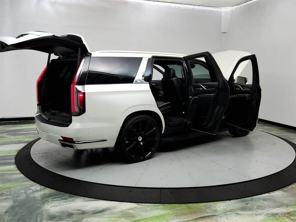 2022 Cadillac Escalade 5th Gen - Image 11 of 12