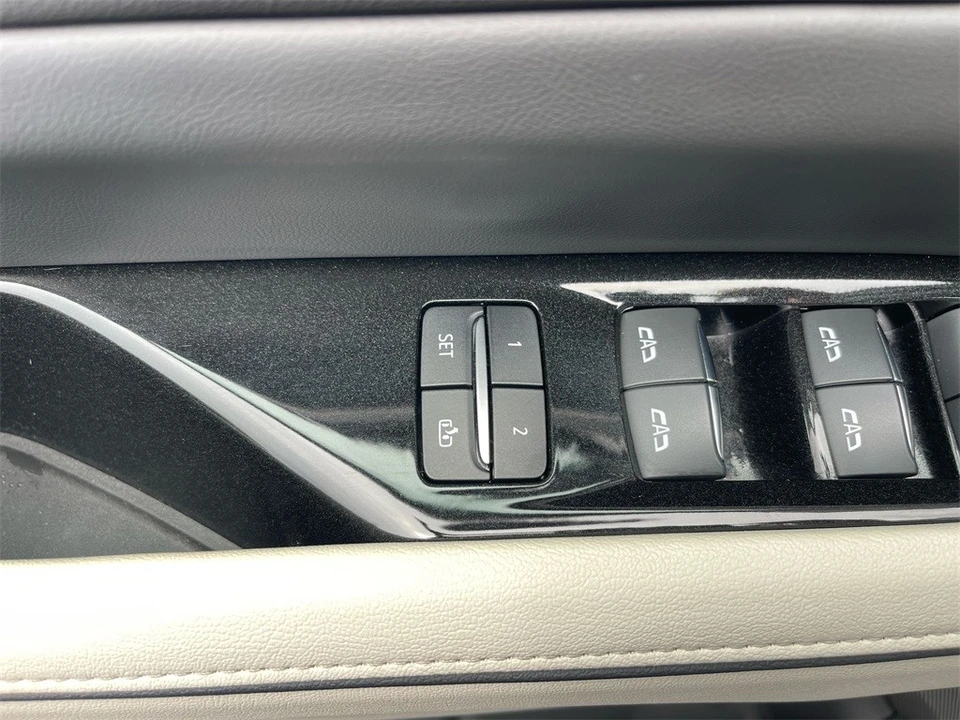2022 Cadillac Escalade 5th Gen - Image 11 of 12