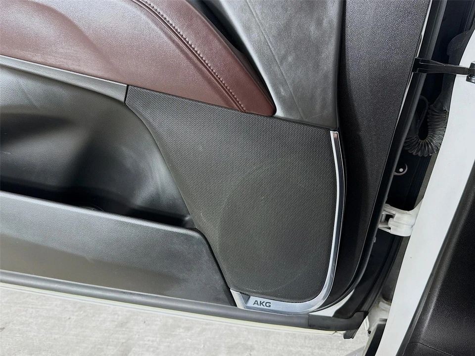 2022 Cadillac Escalade 5th Gen - Image 18 of 21