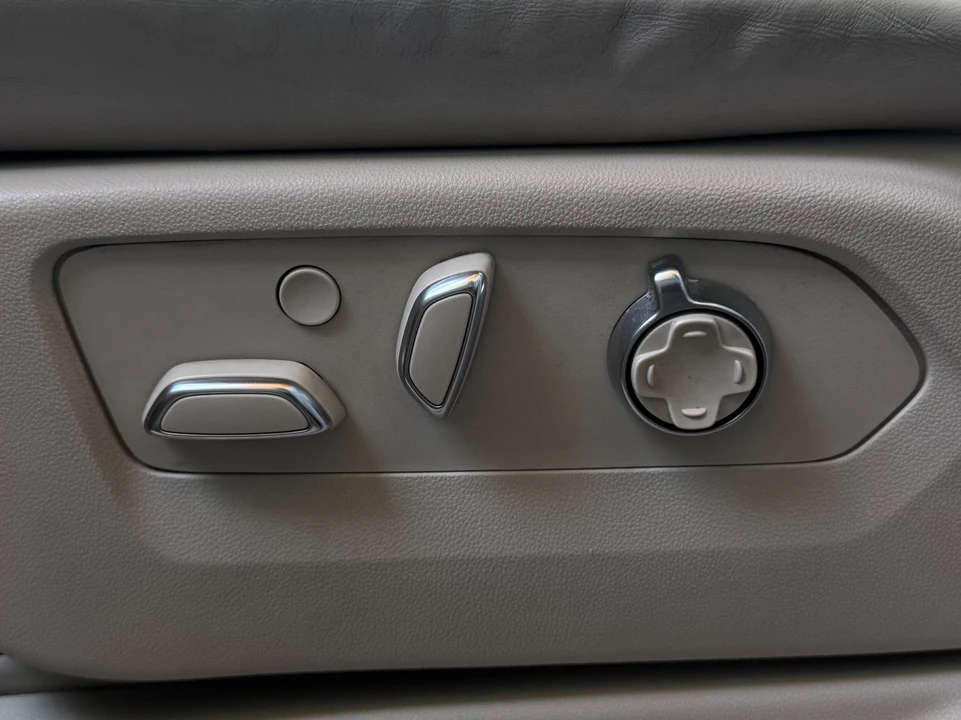 2022 Cadillac Escalade 5th Gen - Image 19 of 21