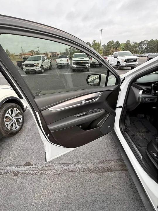 2022 Cadillac XT5 - Image 2 of 11