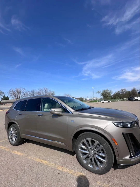 2022 Cadillac XT6 - Image 2 of 10
