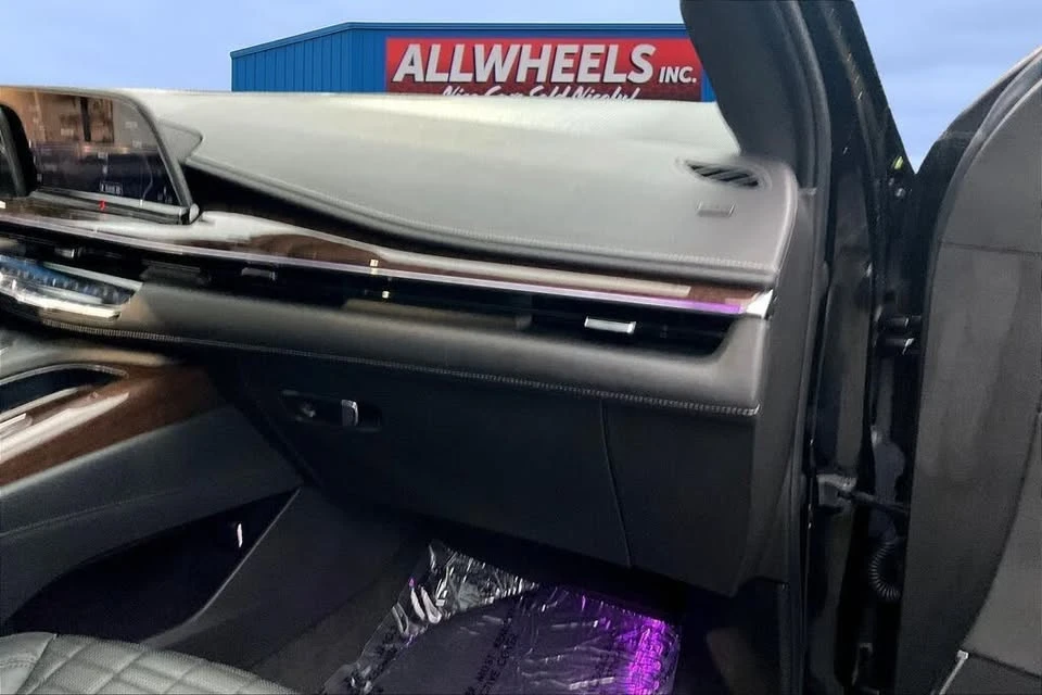 2022 Cadillac Escalade 5th Gen - Image 15 of 19
