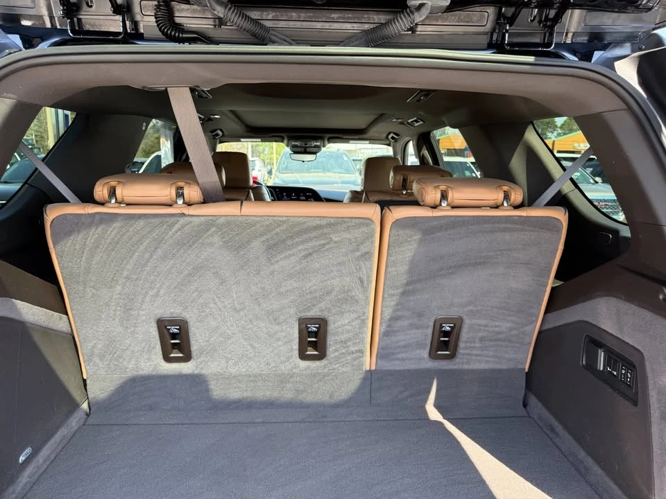 2022 Cadillac Escalade 5th Gen - Image 11 of 12