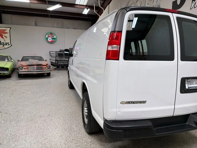 2022 Chevrolet Express - Image 9 of 21