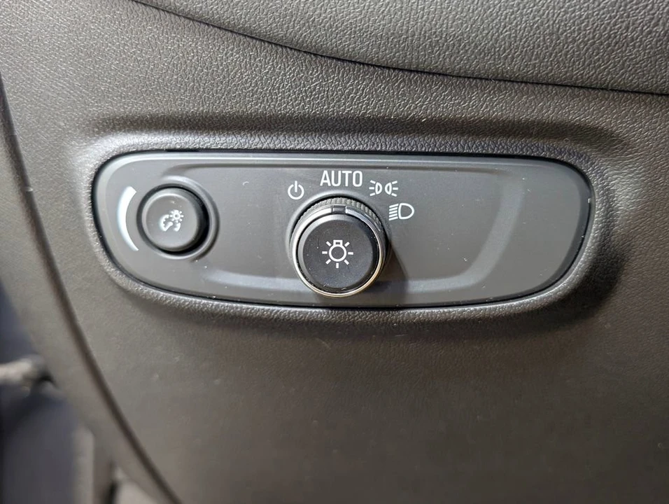 2022 Chevrolet Equinox - Image 9 of 27