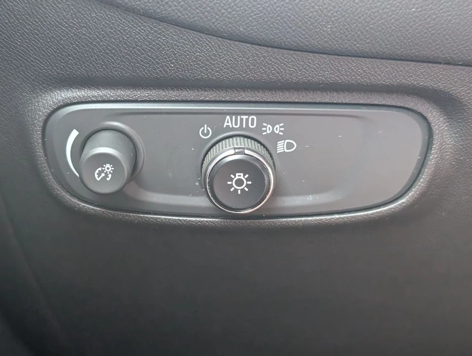 2022 Chevrolet Equinox - Image 12 of 21