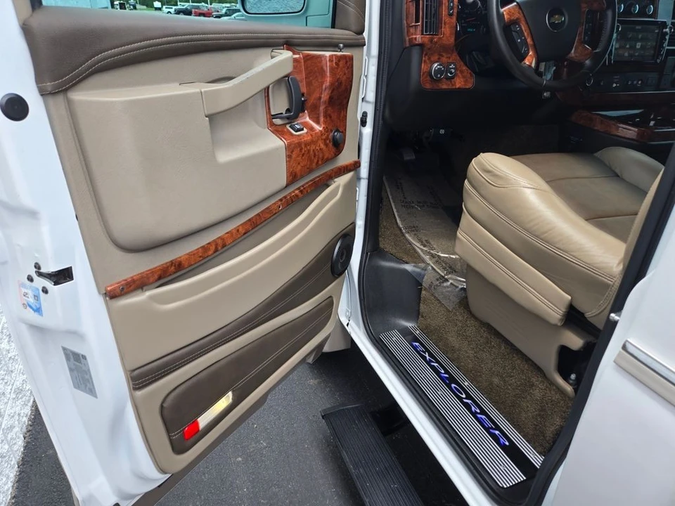 2022 Chevrolet Express - Image 11 of 12