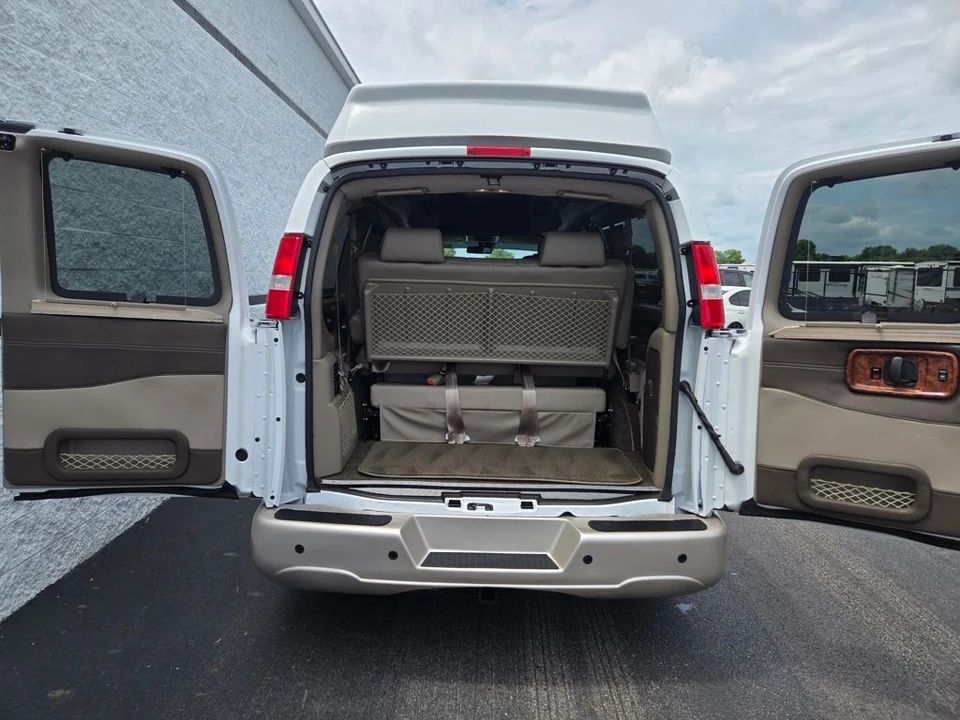2022 Chevrolet Express - Image 6 of 12