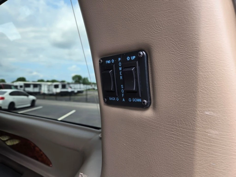 2022 Chevrolet Express - Image 7 of 12